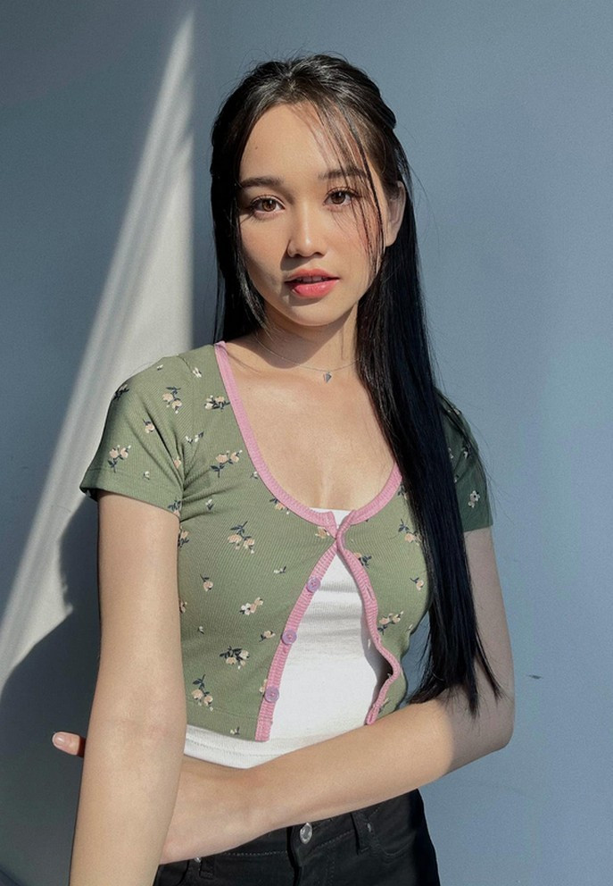 "Hà Lan có thể làm bạn khổ từ trong phim tới ngoài đời nhưng Trúc Anh thì khum", Trúc Anh dí dỏm đăng ảnh.