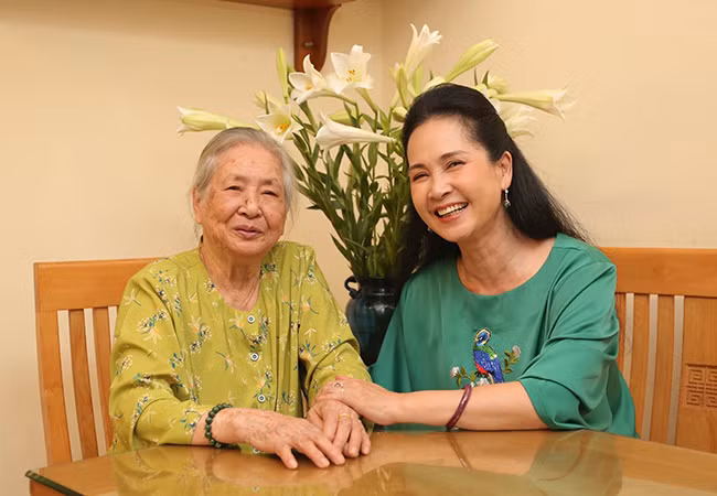 NSND Lan Hương được nhận xét thừa hưởng vẻ đẹp phúc hậu, nền nã của người con gái đất Bắc từ mẹ.