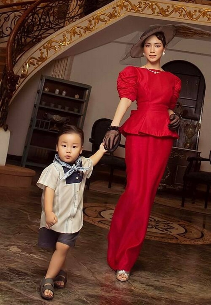 Hòa Minzy cùng con trai thực hiện bộ ảnh theo phong cách quý tộc.
