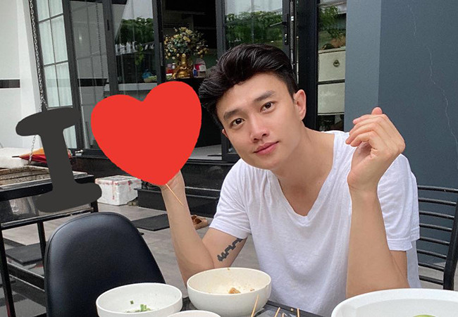 Quốc Trường ăn sáng vẫn không quên "thả thính" fan khi ghép dòng chữ "Ai love anh?".