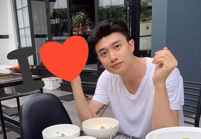 Quốc Trường ăn sáng vẫn không quên "thả thính" fan khi ghép dòng chữ "Ai love anh?".