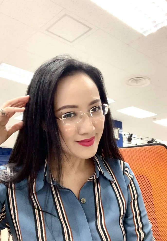 BTV Hoài Anh tranh thủ selfie trước giờ lên sóng thời sự.