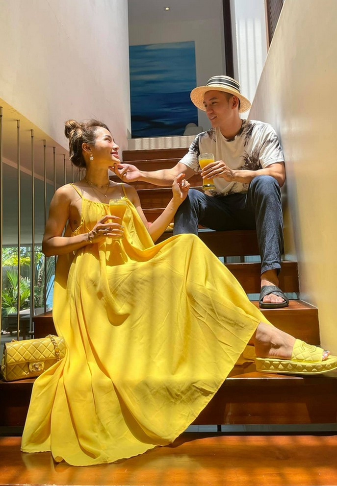 Phương Trinh Jolie và bạn trai tình tứ trong chuyến du lịch biển cách đây vài tháng.