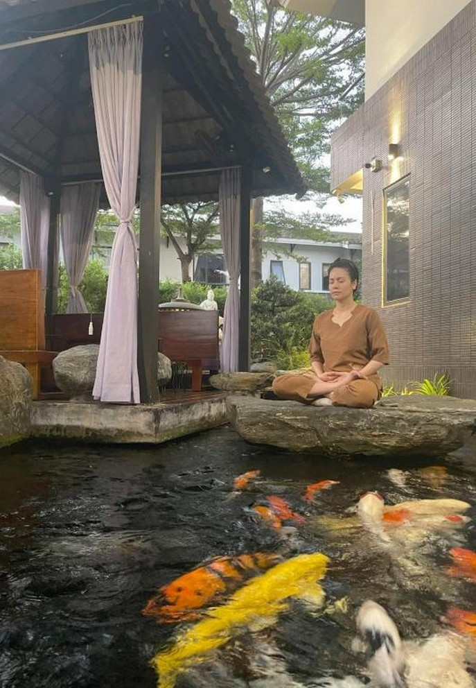 Nhật Kim Anh có thói quen ngồi thiền mỗi sáng sớm trước khi bắt đầu công việc.