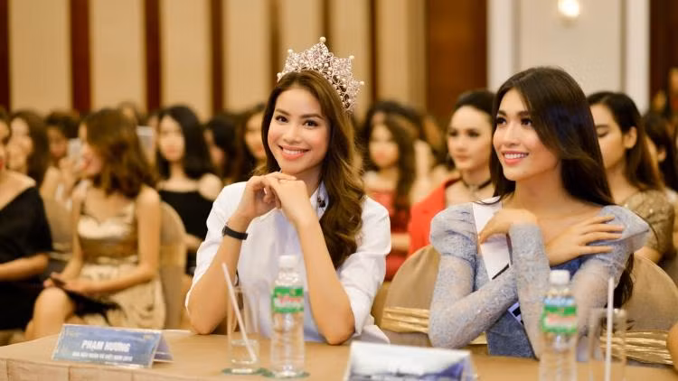 Phạm Hương - Lệ Hằng được biết đến là cặp chị em "trên bến dưới thuyền". Không chỉ thường xuyên cùng xuất hiện tại các sự kiện, họ còn đồng hành làm từ thiện, gắn bó trong cuộc sống...