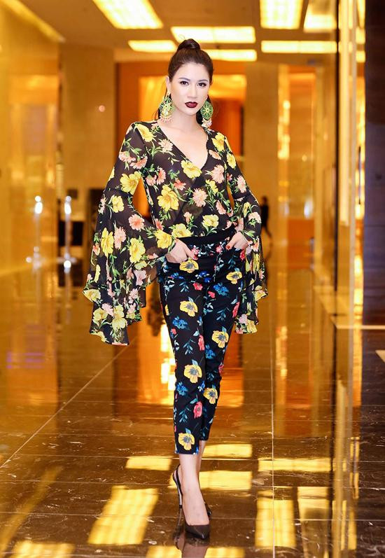 ##ss###style="text-decoration: underline;">Trang Trần quá lạm dụng họa tiết từ trang phục quần áo cho tới phụ kiện khiến tổng thể trở nên rối rắm, khó nhìn.