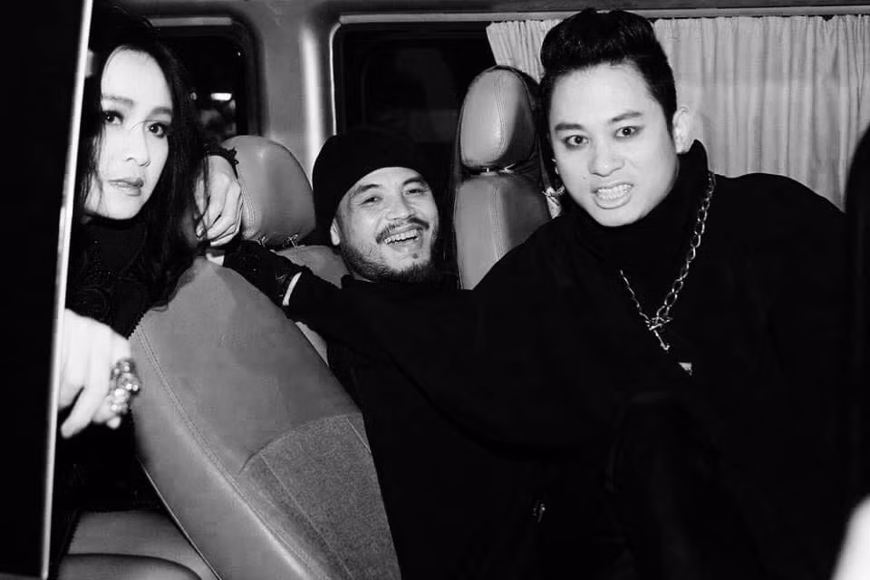 Tùng Dương đăng loạt ảnh các khoảnh khắc độc, lạ của mình trong công việc lẫn đời sống. Trong đó có nhiều ảnh quý về cố nhạc sĩ Phó Đức Phương, cố nghệ sĩ Trần Lập,...