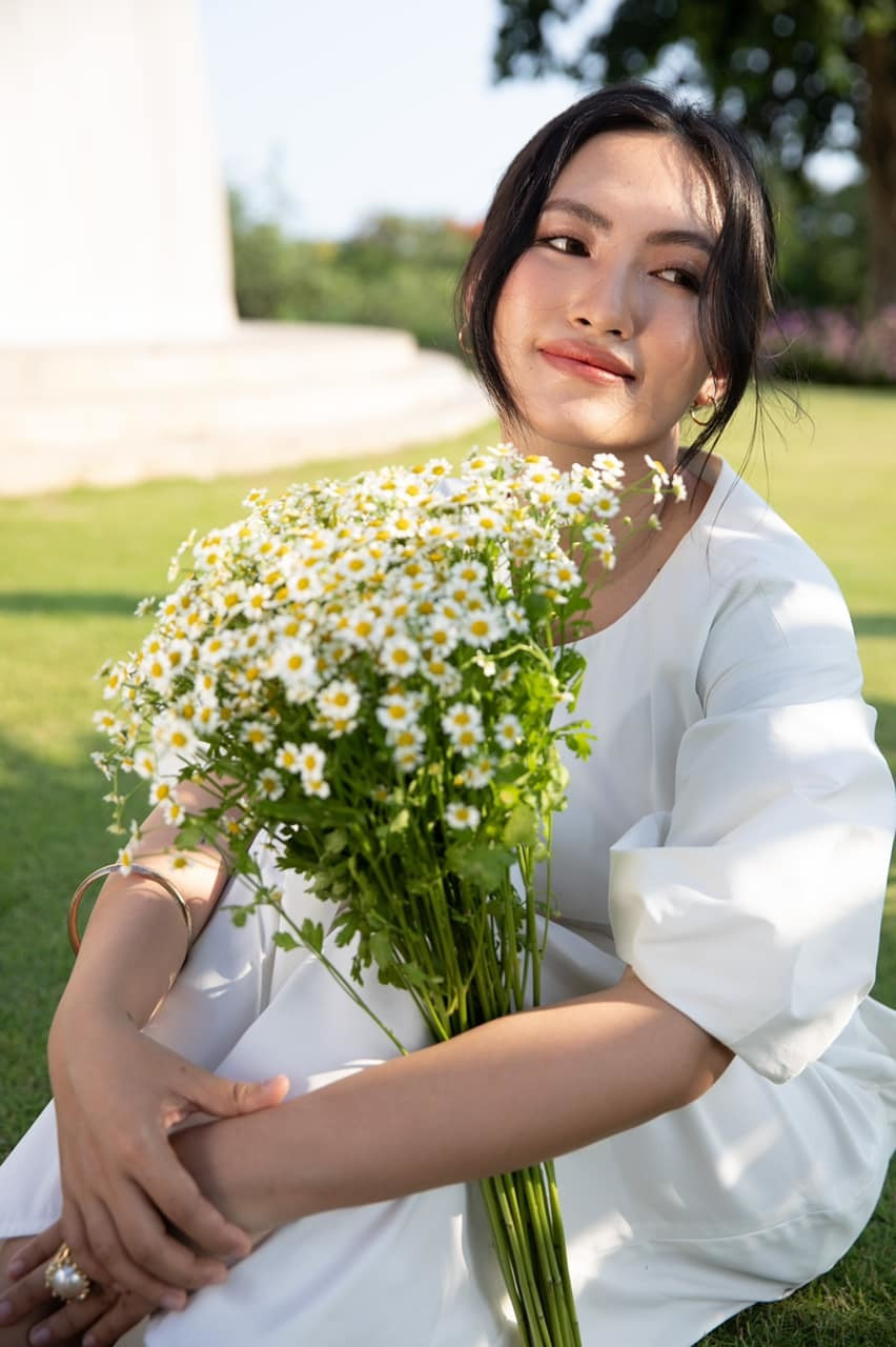 Nguyên Hà dịu dàng bên hoa.