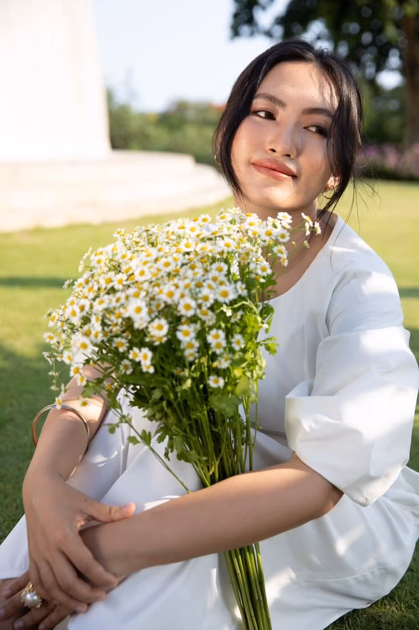 Nguyên Hà dịu dàng bên hoa.