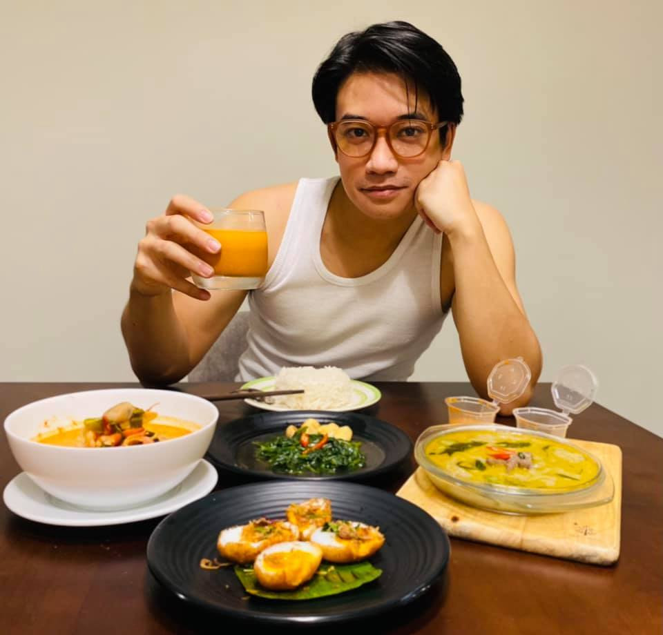 Samuel An ăn tối thịnh soạn một mình tại nhà.