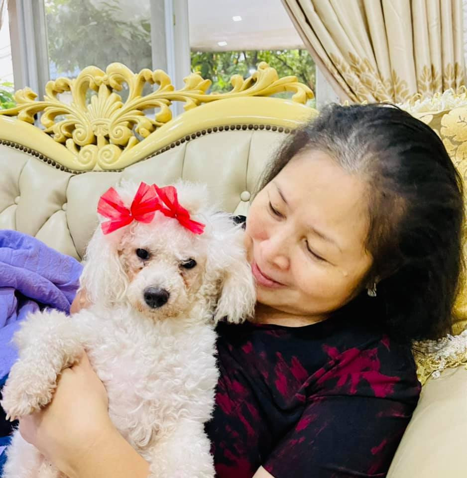  NSND Hồng Vân viết: ''Cùng ở nhà chống Covid, tóc ai cũng dài không thể cắt... Cầu mong dịch bệnh qua mau, Sài Gòn tôi yêu mau khỏe lại''.