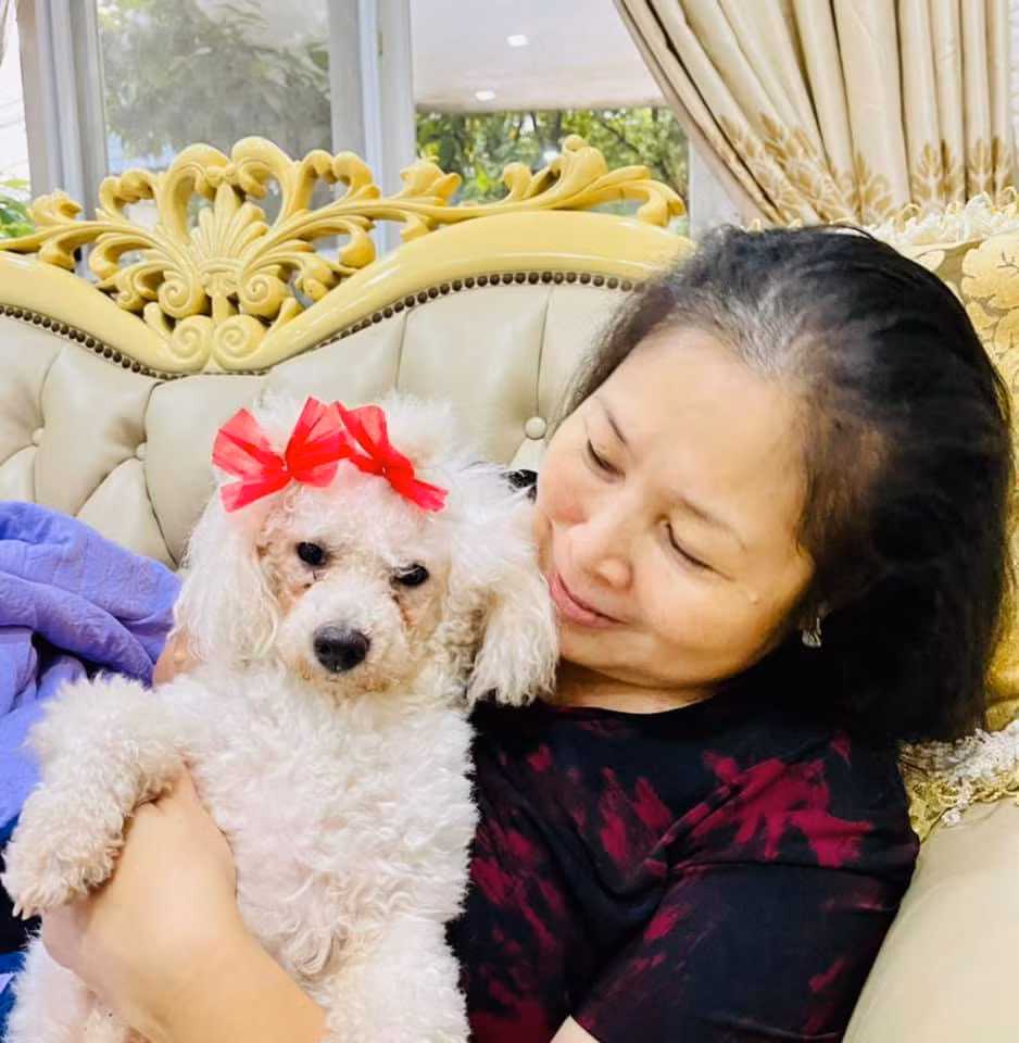  NSND Hồng Vân viết: ''Cùng ở nhà chống Covid, tóc ai cũng dài không thể cắt... Cầu mong dịch bệnh qua mau, Sài Gòn tôi yêu mau khỏe lại''.