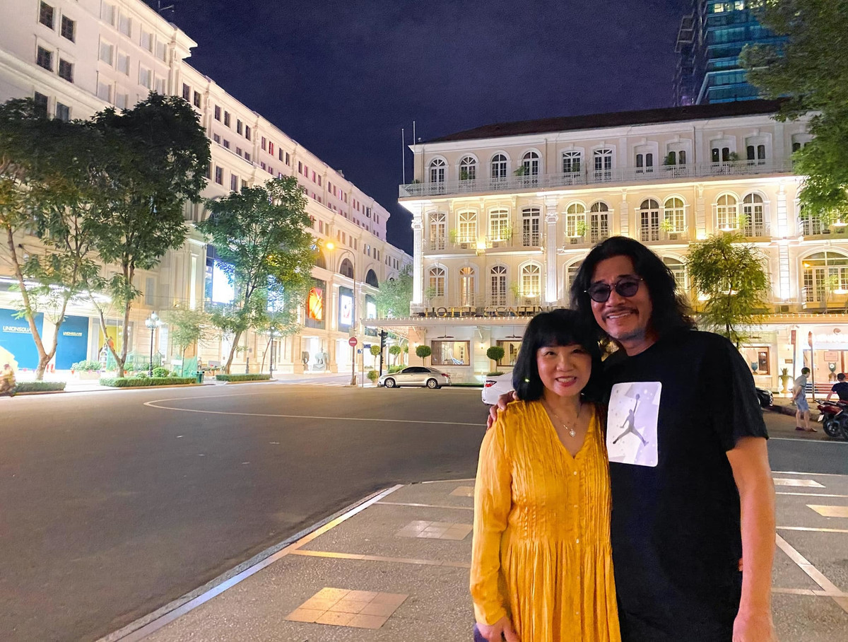 Vợ chồng nghệ sĩ Cẩm Vân - Khắc Triệu buồn khi thấy Sài Gòn vắng lặng.