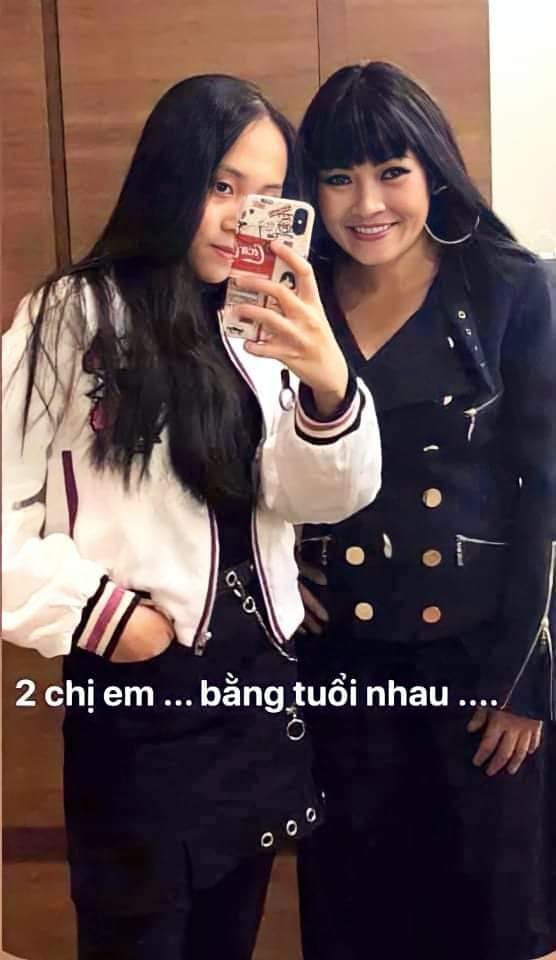 Phương Thanh chụp cùng con gái: "Hai chị em bằng tuổi nhau".