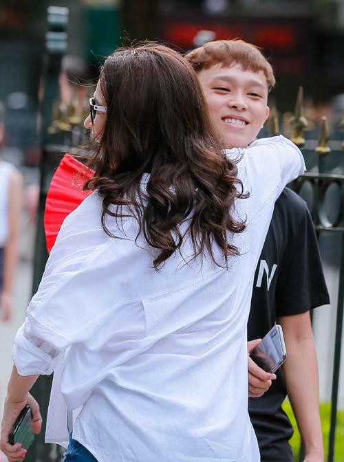 Lần ra Hà Nội chơi, Phi Nhung không ngại thể hiện tình cảm với con nuôi ở chốn đông người.