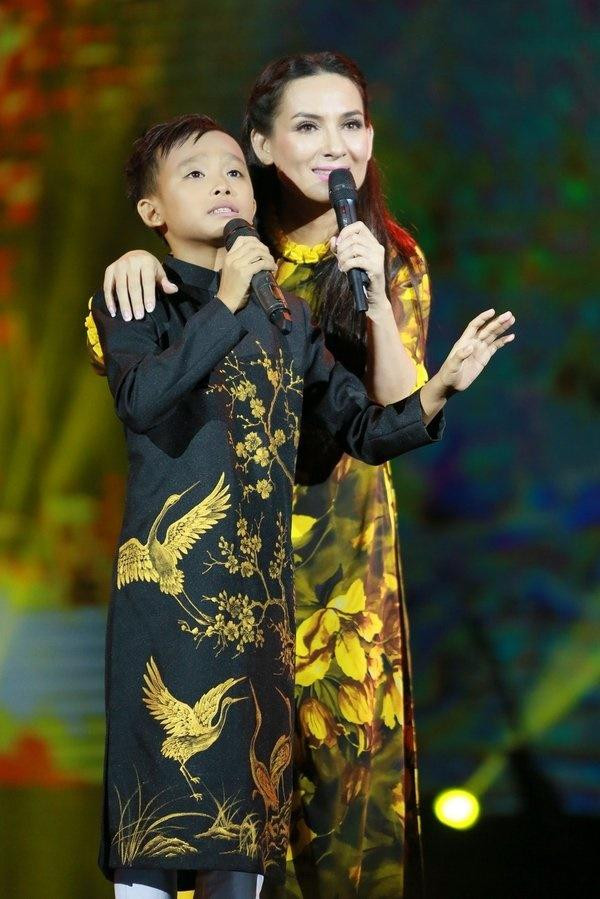 Khi thì áo bà ba lúc thì áo dài đồng điệu...