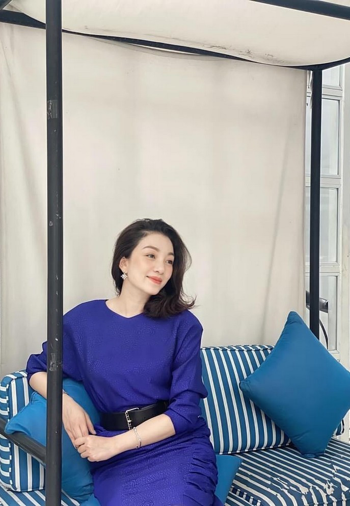 Phạm Thu Hà đẹp dịu dàng với trang phục và cảnh trí bày biện cùng tông màu.