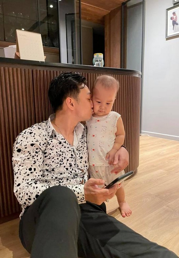 MC Thành Trung hạnh phúc khi được con trai thơm má sau ngày dài bận rộn.