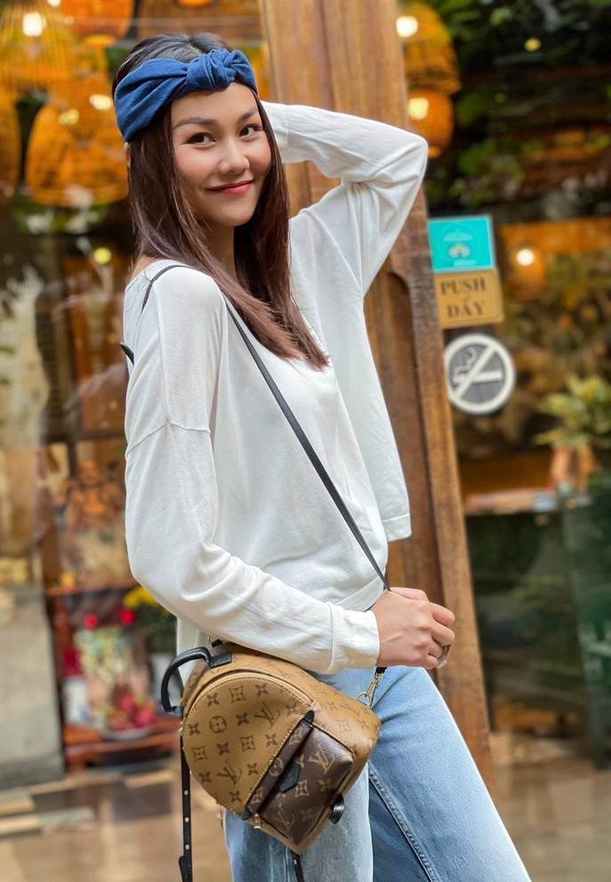 Sao Việt Thanh Hằng xuống phố cuối tuần với quần jean, sơ mi trắng cùng phụ kiện túi hiệu.