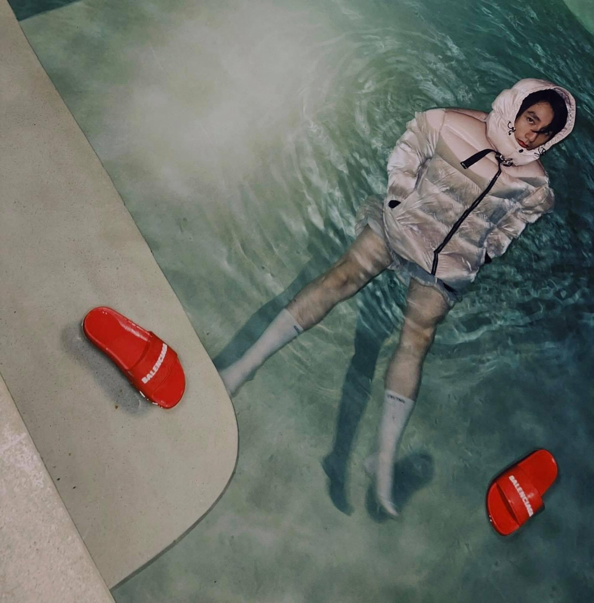 Sơn Tùng đăng ảnh lúc tối khuya vẫn nhận lượt tương tác "khủng" với gần một triệu lượt like.