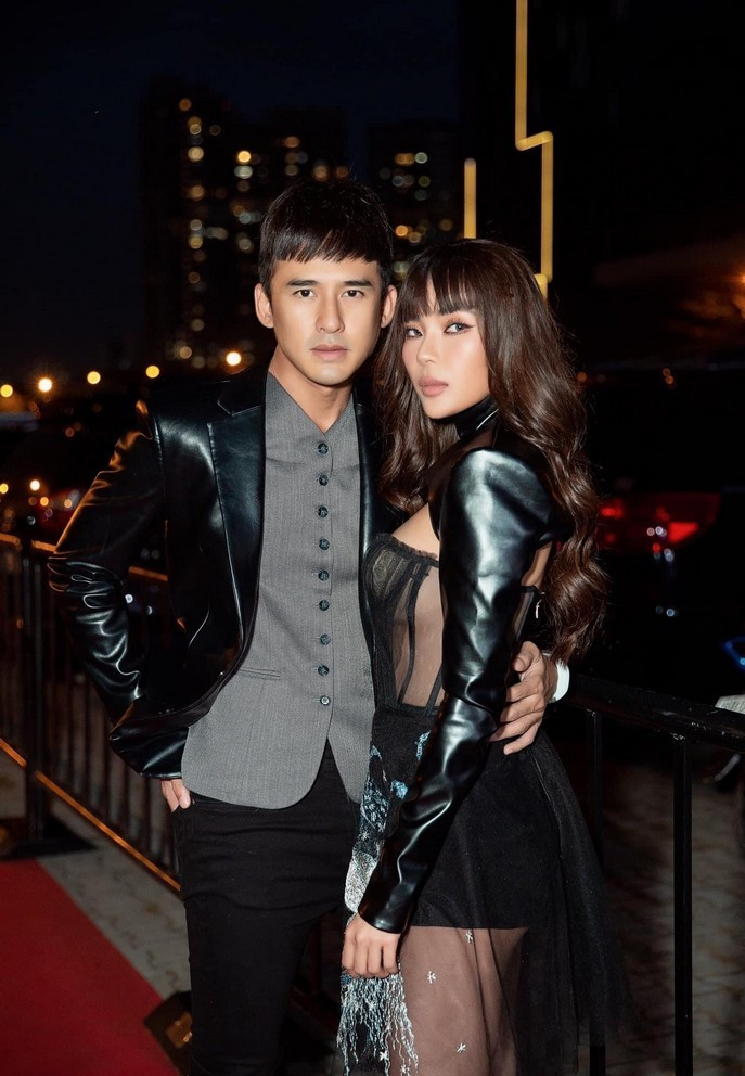 Vợ chồng Lương Thế Thành - Thúy Diễm diện đồ đôi cá tính khi dự concert Rap Việt.