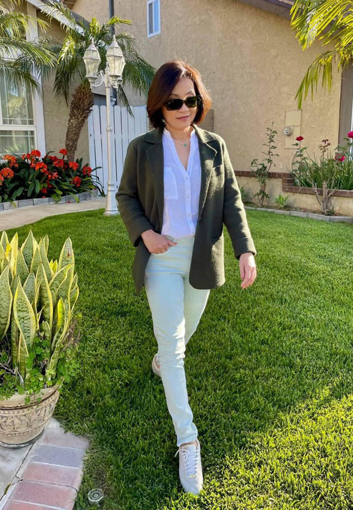 Nghệ sĩ Hồng Đào được khen ngày càng sành điệu, chăm chút ngoại hình khi tập sử dụng mạng xã hội.