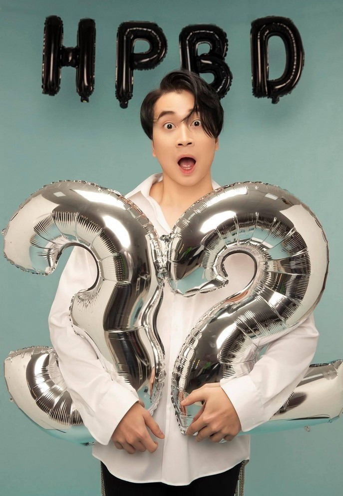 Karik đón tuổi 32 với nhiều niềm vui từ bạn bè và fan. Nam rapper vừa gặp phải sự cố sân khấu khiến chân bị chấn thương.