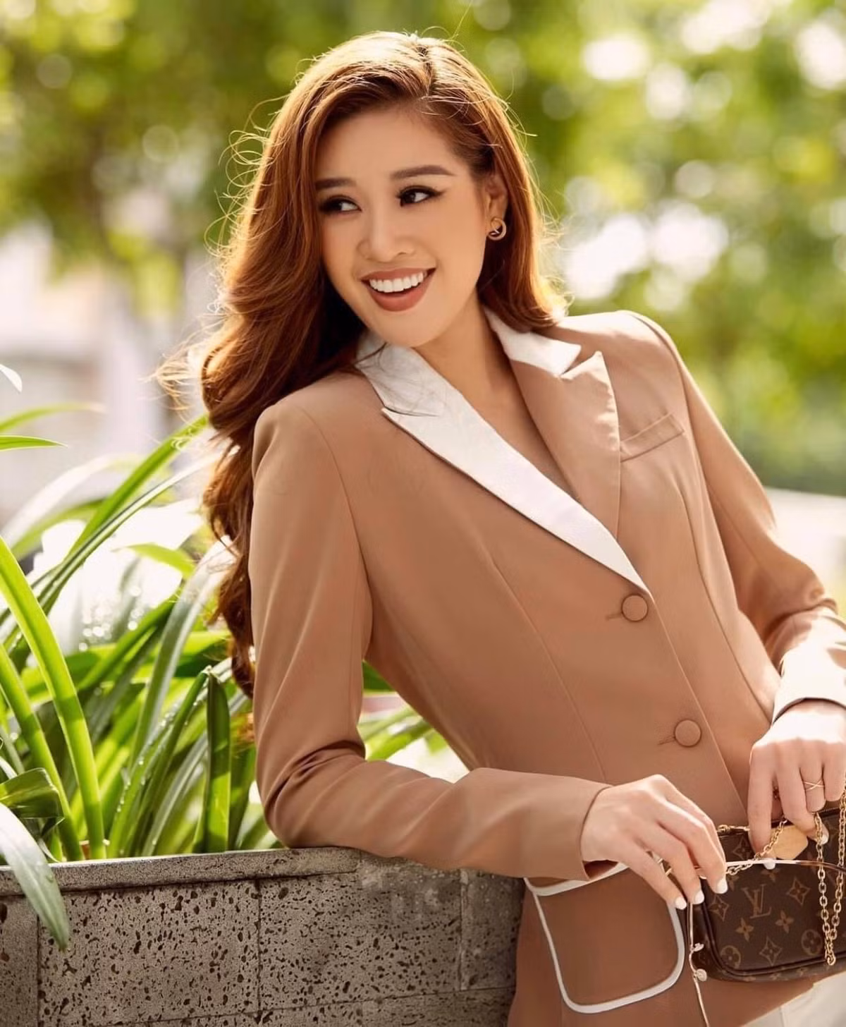 Khánh Vân ngày càng thăng hạng nhan sắc sau hơn một năm đăng quang ngôi vị Hoa hậu Hoàn vũ Việt Nam.