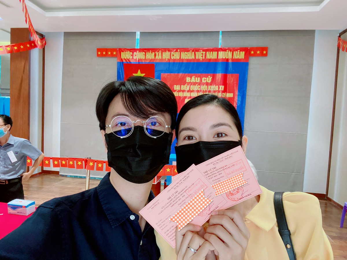 Vợ chồng Thúy Vân đi bầu cử vẫn tình tứ.