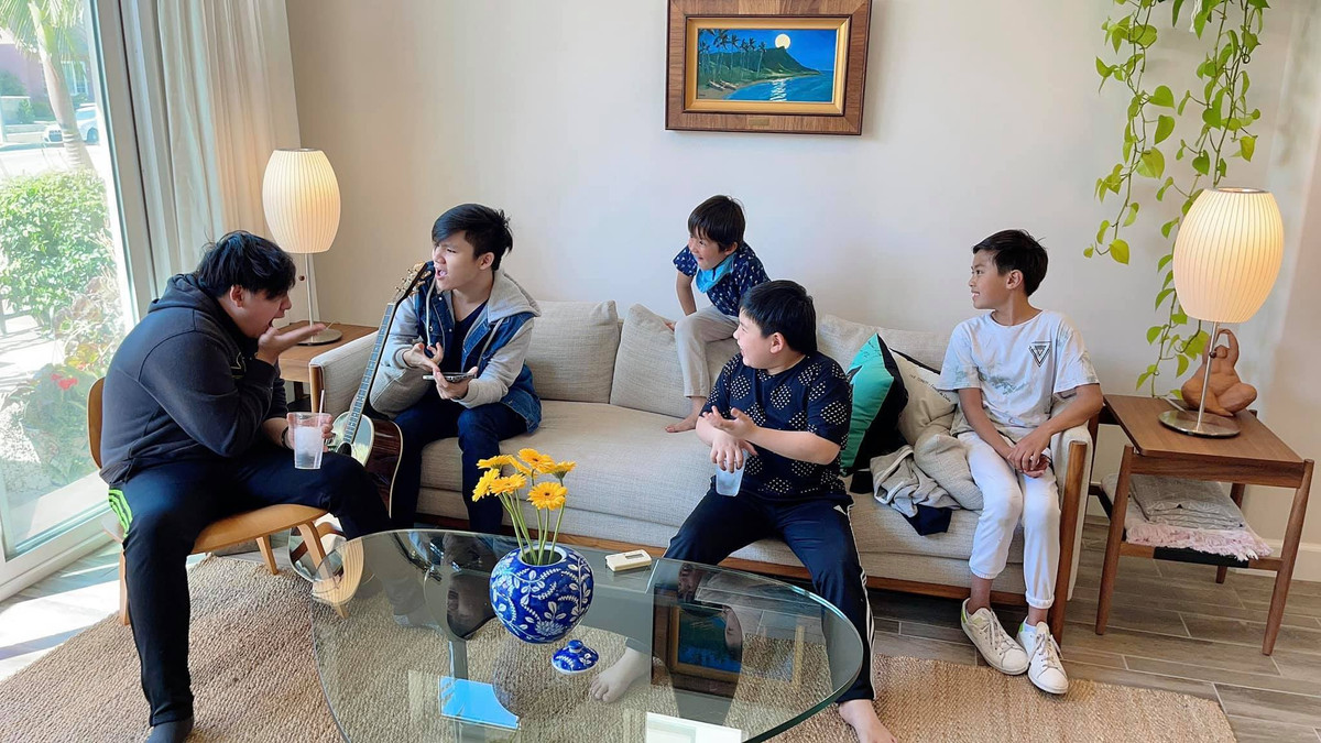 Các con Bằng Kiều chơi nhạc cùng bạn bè chiều cuối tuần.