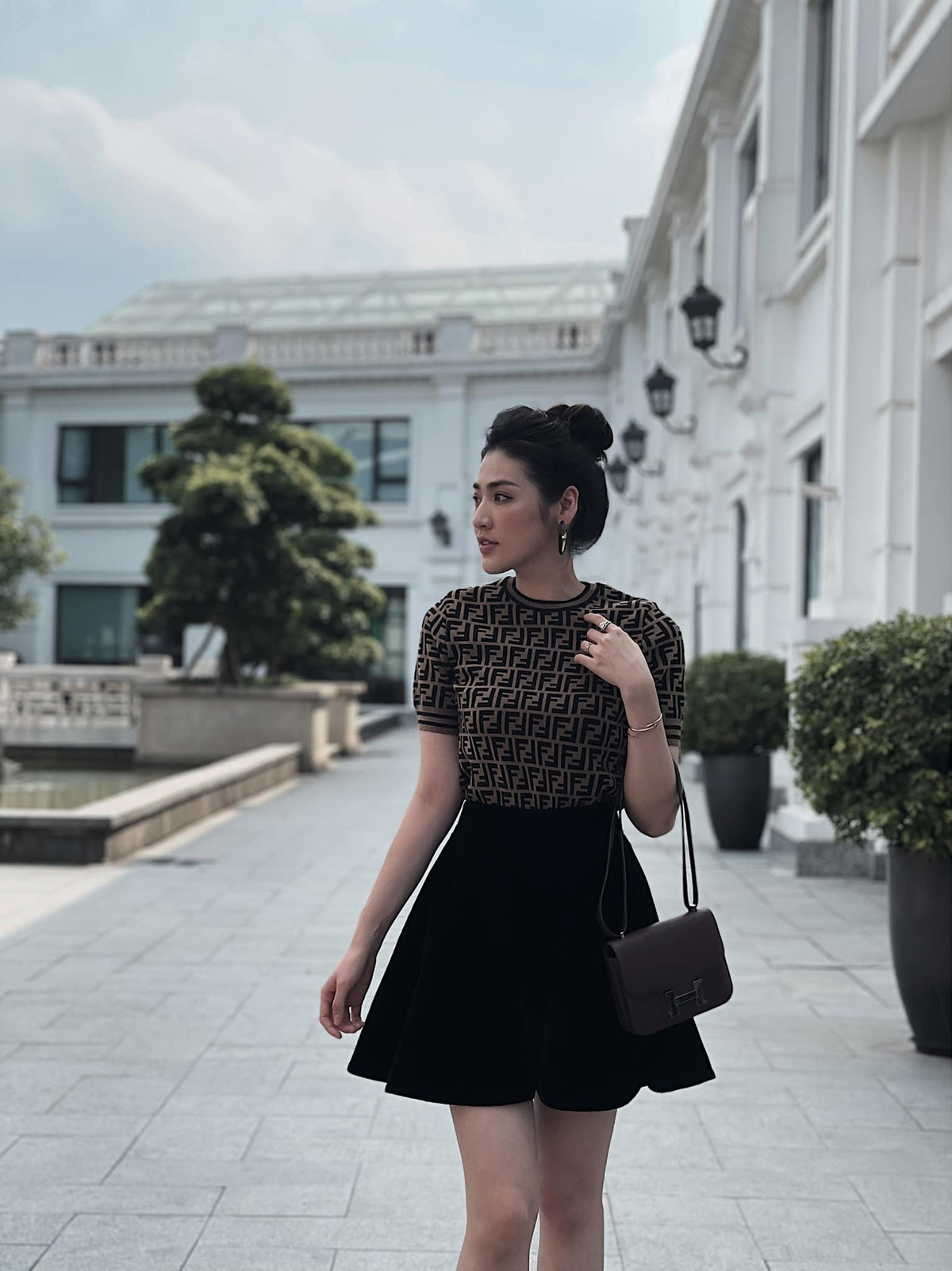 Á hậu Tú Anh diện hàng hiệu xuống phố.