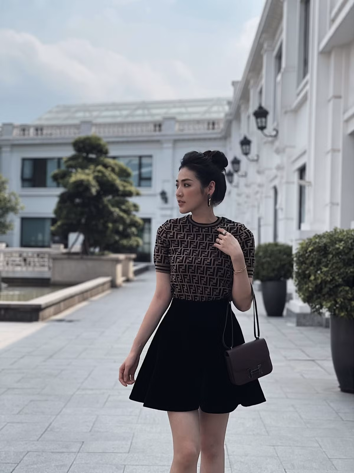 Á hậu Tú Anh diện hàng hiệu xuống phố.