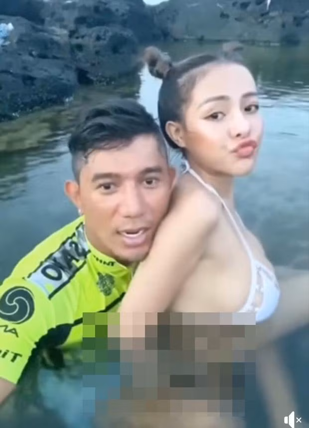 br/> Phản cảm nhất phải kể đến Ngân 98, khi cố tình mò mẫm "chỗ ấy" của bạn trai Lương Bằng Quang khi đi bơi.