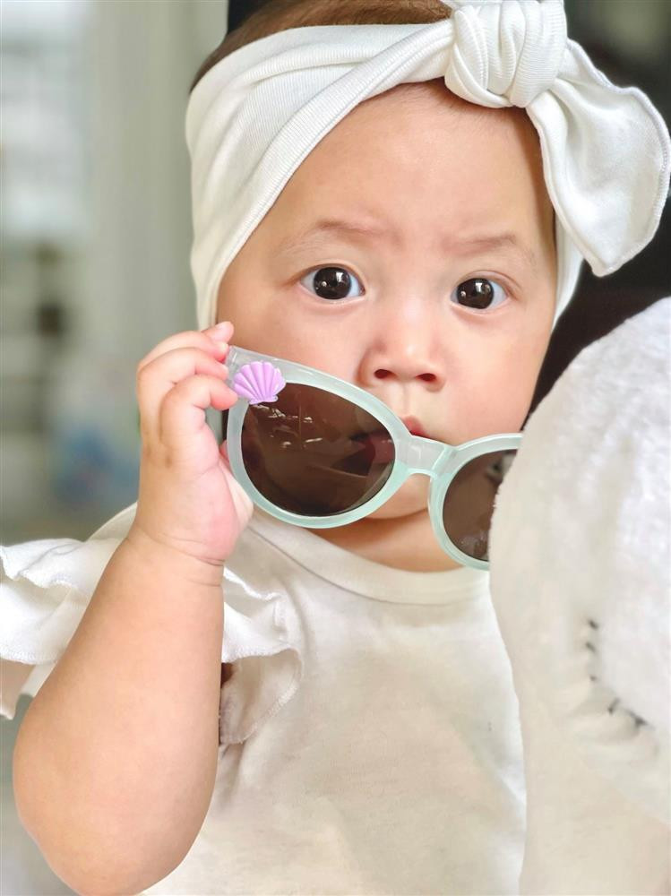 Còn nhỏ nhưng Lisa đã "diễn" với kính râm "chuyên nghiệp", trông cô bé thật sang chảnh.