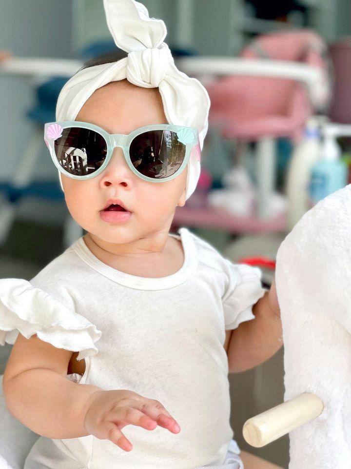 ##b###Hồ Ngọc Hà mới đây chia sẻ bộ ảnh mới của cặp nhóc tỳ song sinh. Theo đó, bà mẹ 3 con trổ tài "làm điệu" cho ái nữ Lisa. Cô bé được mẹ thắt khăn turban sang chảnh, đeo kính râm cực "ngầu".