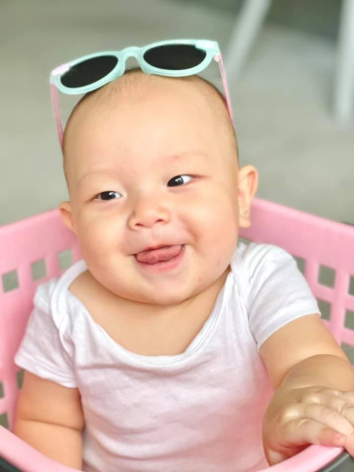 Đúng là 1 chiếc kính - 2 số phận.