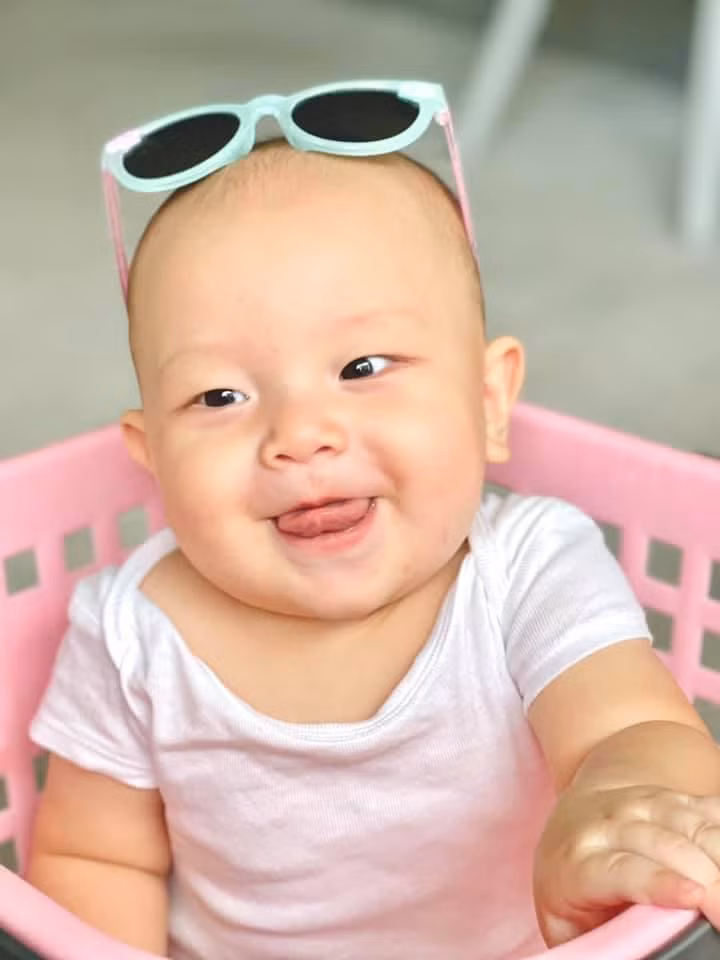 Đúng là 1 chiếc kính - 2 số phận.