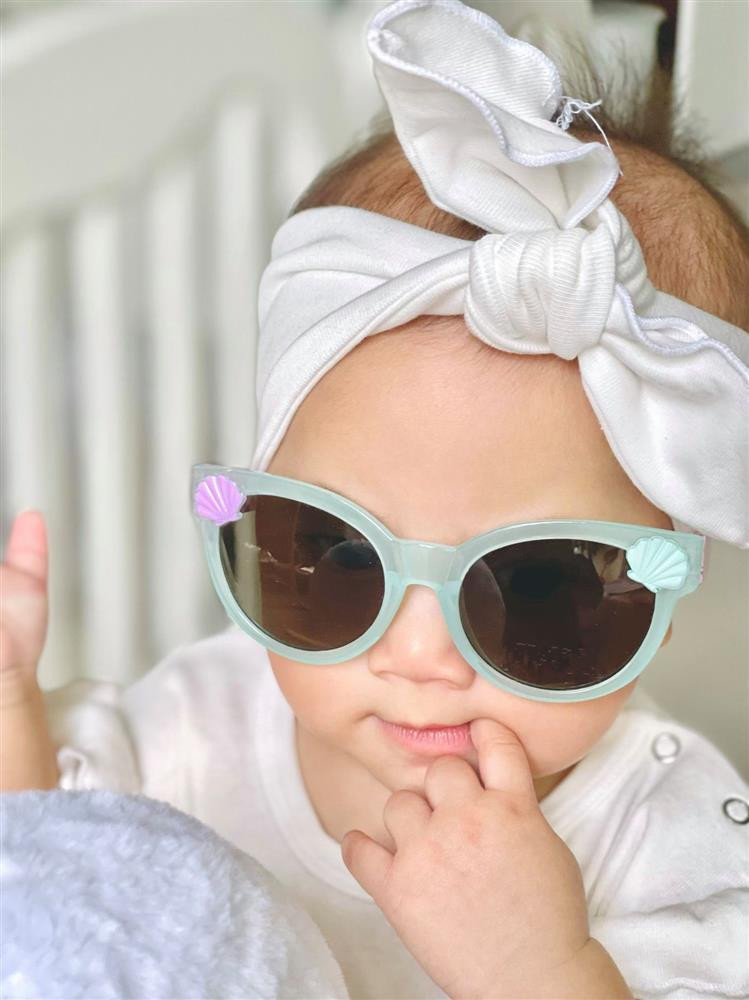 Thần thái qua những bức ảnh của Lisa được nhận xét "y như mẹ".