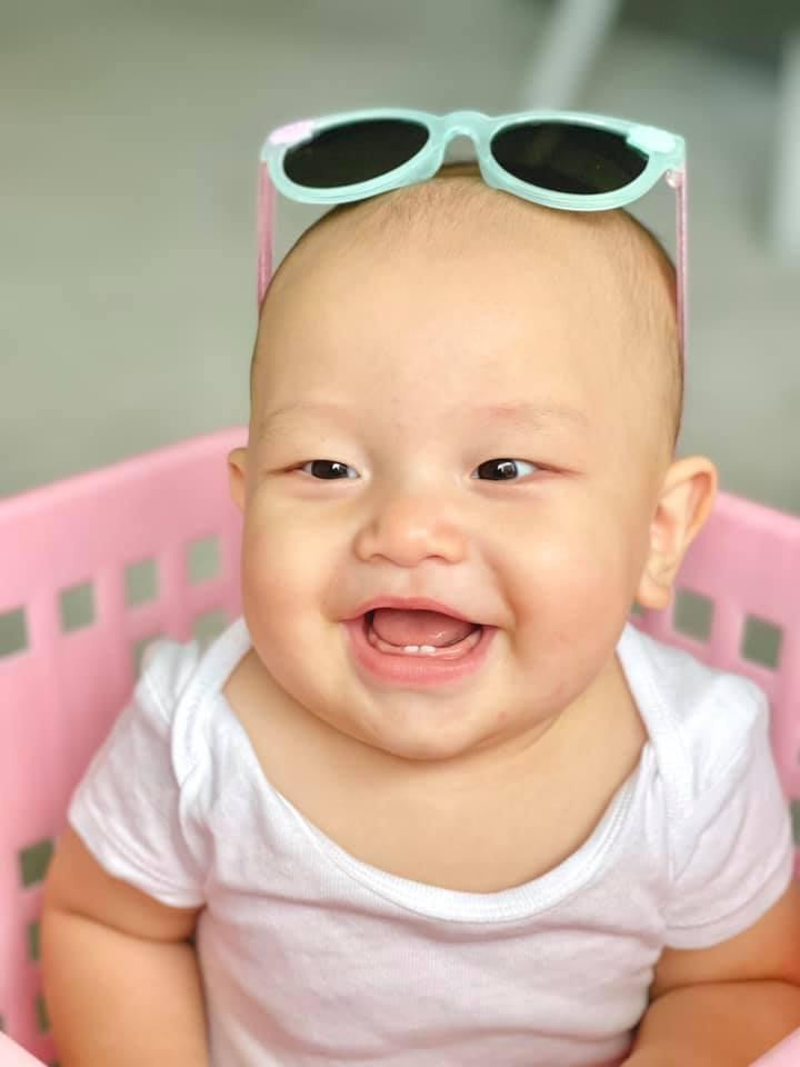 Nếu Lisa đeo kính cực sang chảnh, thì trường hợp này lại khiến dân mạng không thể nhịn cười.