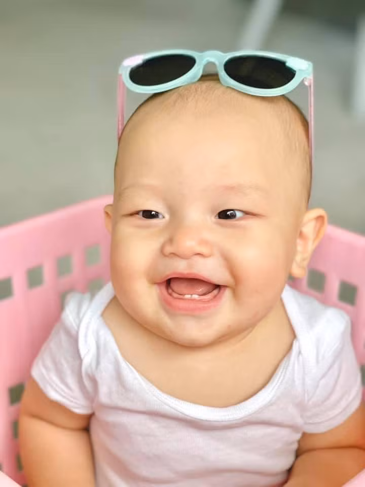 Nếu Lisa đeo kính cực sang chảnh, thì trường hợp này lại khiến dân mạng không thể nhịn cười.