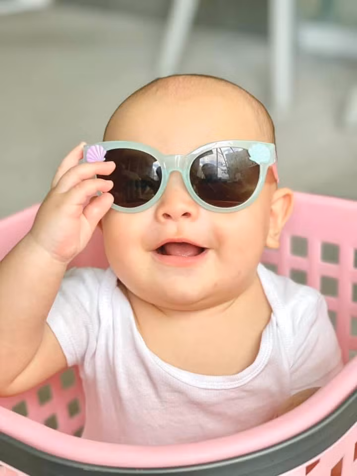 Sau bộ ảnh của Lisa, Hồ Ngọc Hà bất ngờ... "chơi lầy" với con trai Leon, khi cho cậu bé sử dụng lại chiếc kính điệu đà của chị gái. Nếu món đồ ấy xuất hiện cùng Lisa sang chảnh bao nhiêu, thì với Leon lại... gây cười bấy nhiêu. Trông cậu bé dù trong biểu cảm nào cũng gây cười, như đang diễn hài.