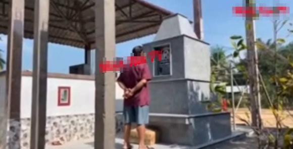 Xót xa bố mẹ Vân Quang Long thẫn thờ bên mộ phần con trai - Hình 2 Xot xa bo me Van Quang Long than tho ben mo phan con trai-Hinh-2