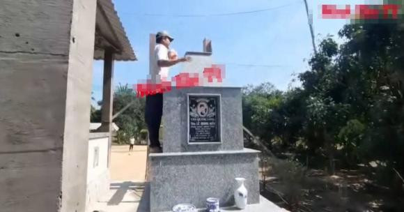 Xót xa bố mẹ Vân Quang Long thẫn thờ bên mộ phần con trai - Hình 4 Xot xa bo me Van Quang Long than tho ben mo phan con trai-Hinh-4