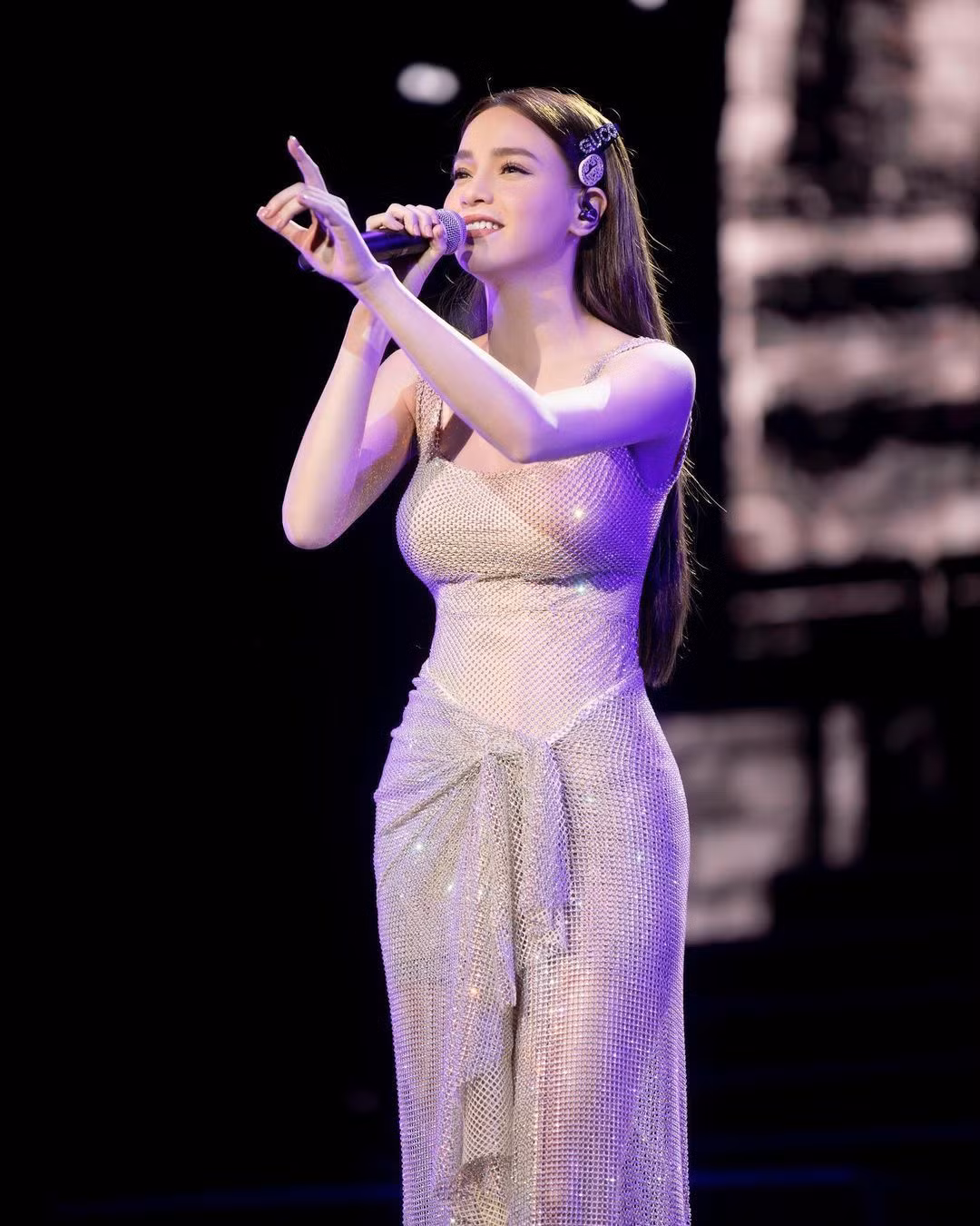 Nữ ca sĩ Hồ Ngọc Hà khoe sắc cùng cơ thể quyến rũ khi quay lại diễn sau sinh.