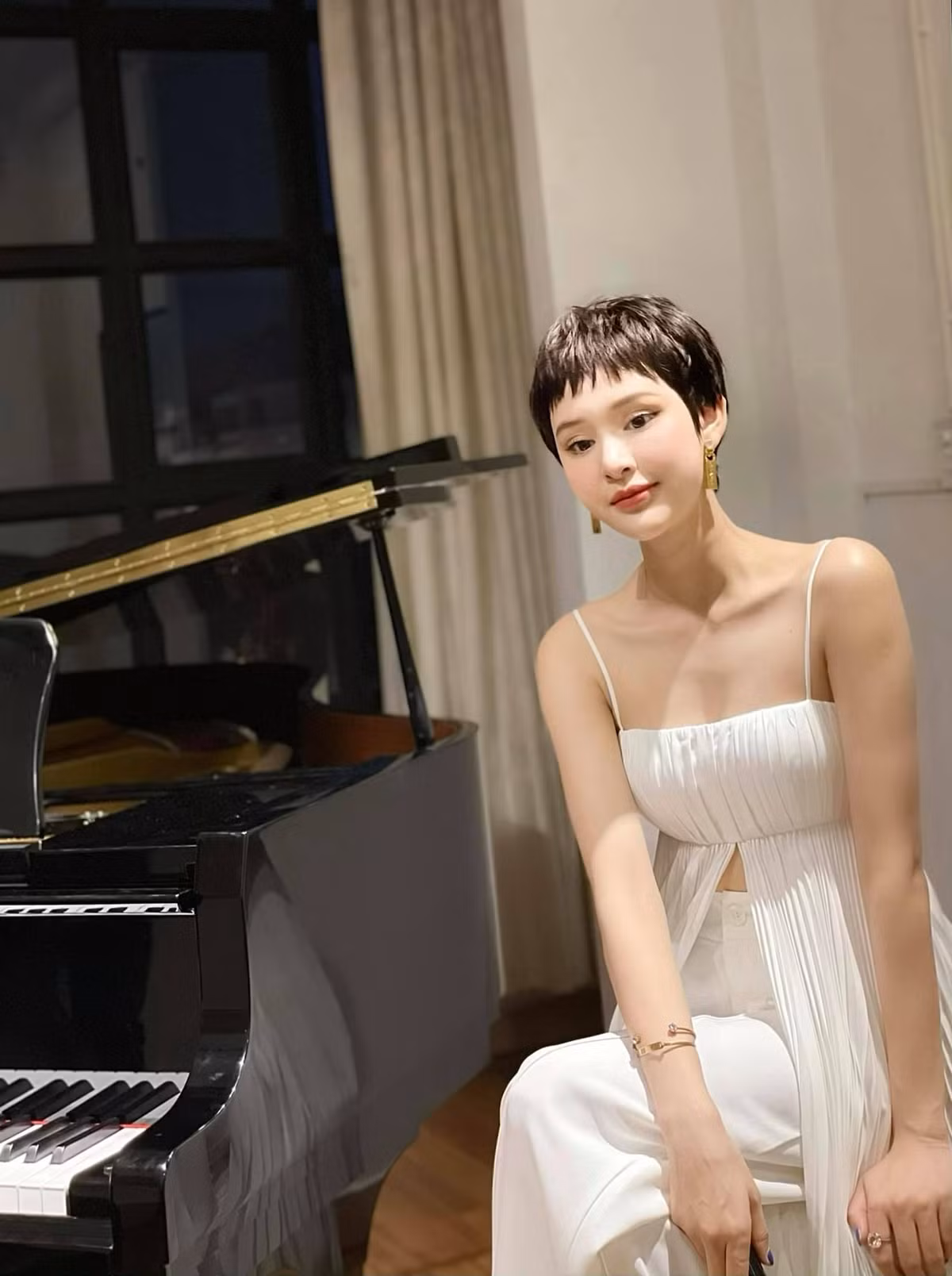 Hiền Hồ khoe làn da trắng bóc trong chiếc váy trắng gợi cảm.