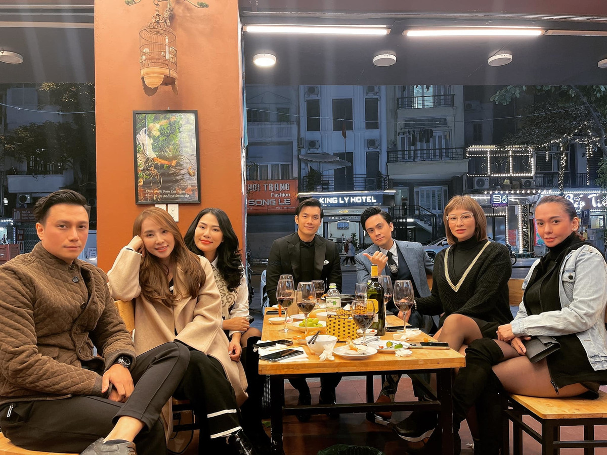 Việt Anh ngồi cạnh Quỳnh Nga trong tiệc cuối tuần cùng bạn bè thân thiết.