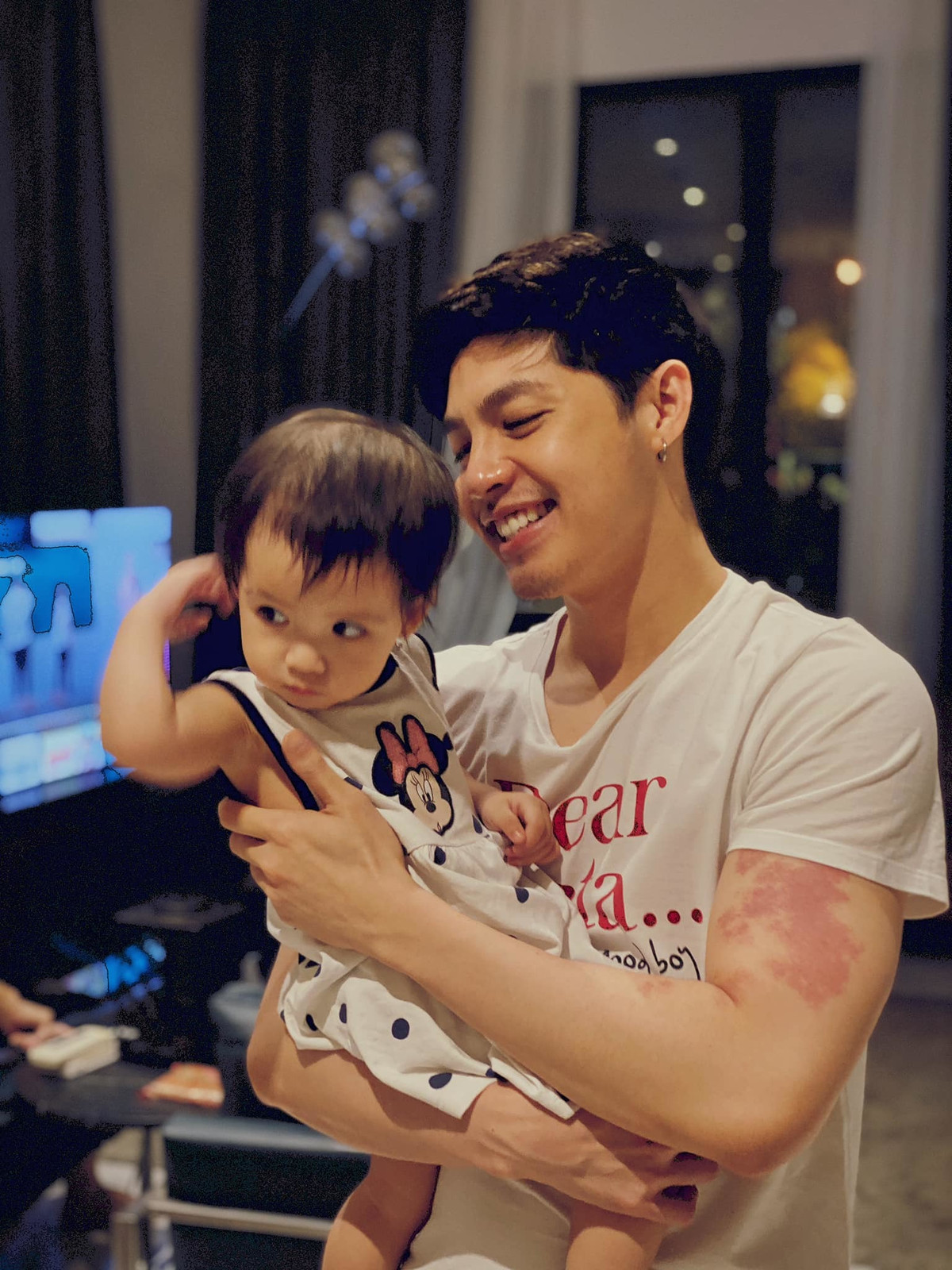 Noo Phước Thịnh chụp hình với cô cháu gái đáng yêu.