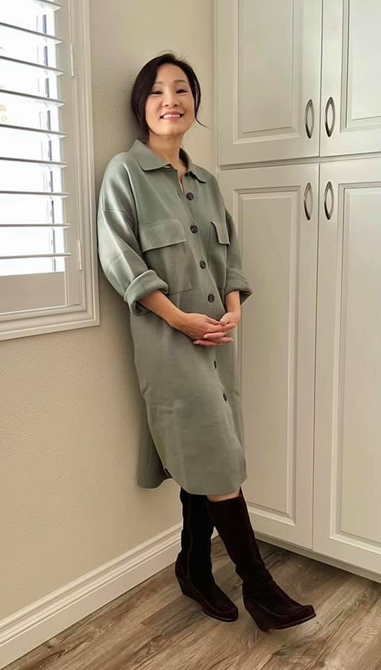 "Cuối tuần vui vẻ cả nhà nhé', Hồng Đào chia sẻ ảnh mới.