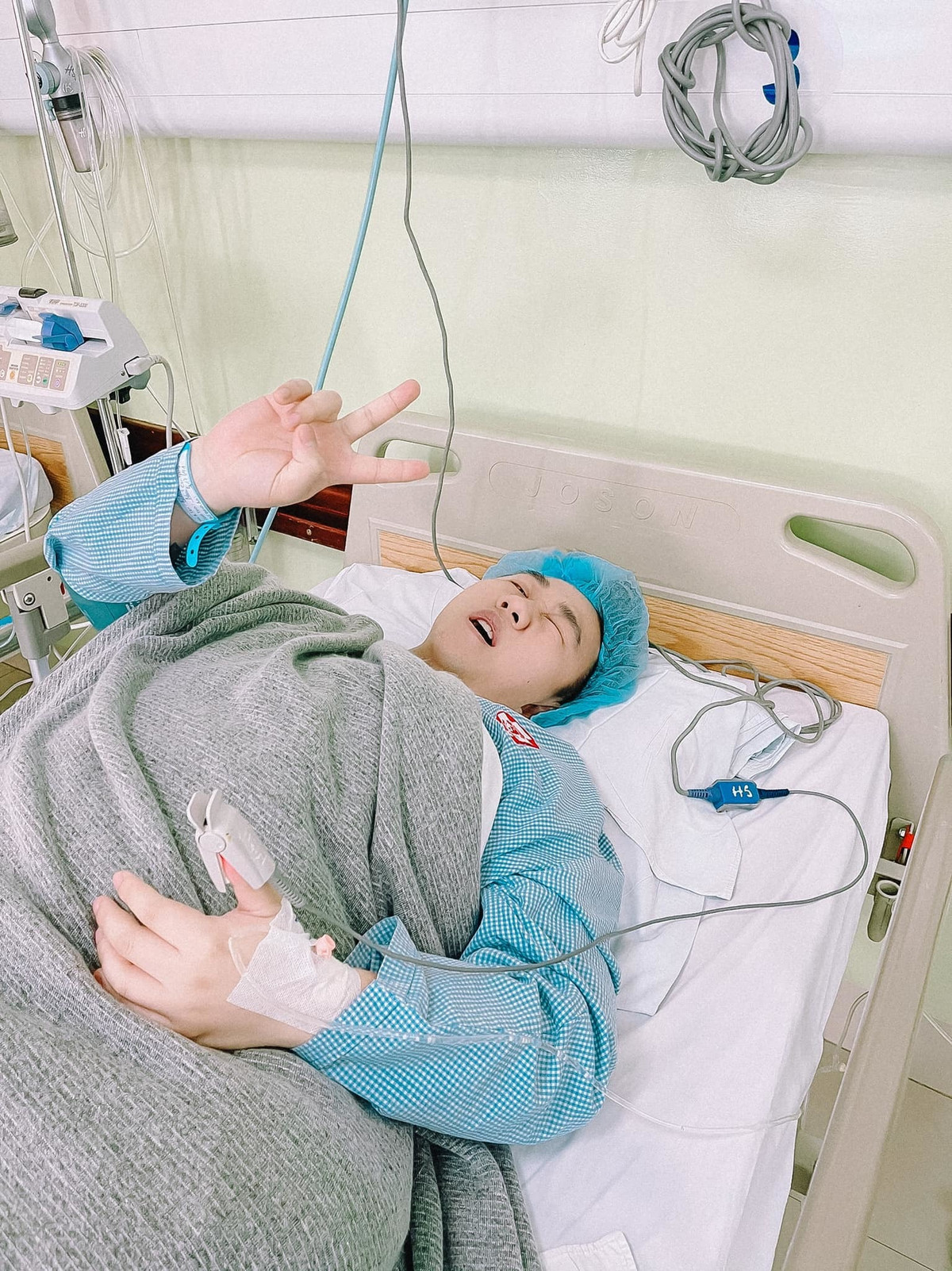 Trung Quân idol khiến mọi người lo lắng khi tiết lộ phải nằm viện vài hôm.