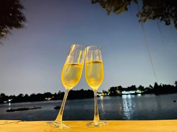 Hoa hau Ngoc Diem co ban trai sau 9 nam ly hon-Hinh-2